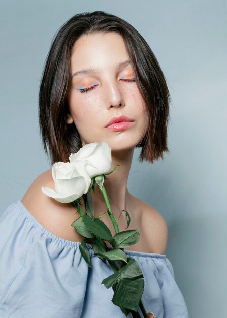 Hermosa modelo sosteniendo una flor