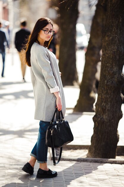 Hermosa modelo con tiendas de gafas