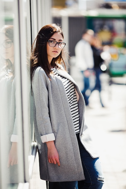 Hermosa modelo con tiendas de gafas