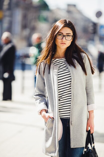 Hermosa modelo con tiendas de gafas