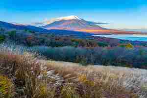 Foto gratuita hermosa montaña fuji en el lago yamanakako o yamanaka