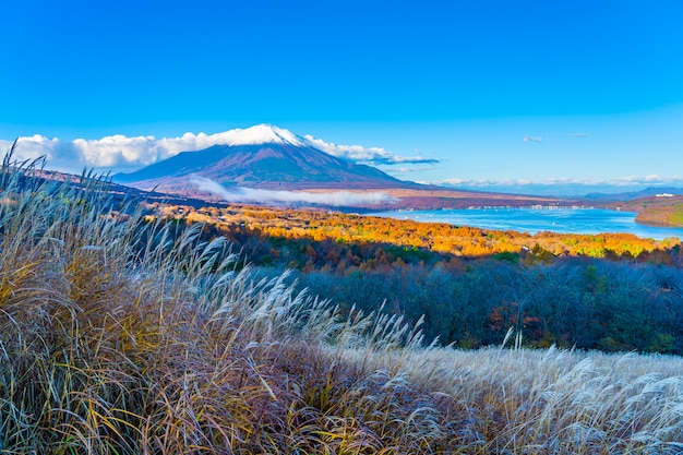 Hermosa montaña fuji en el lago yamanakako o yamanaka