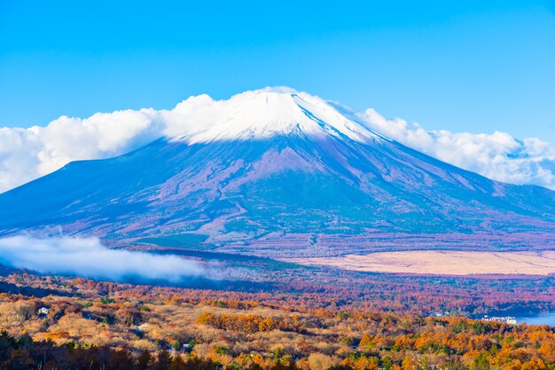 Hermosa montaña fuji en el lago yamanakako o yamanaka