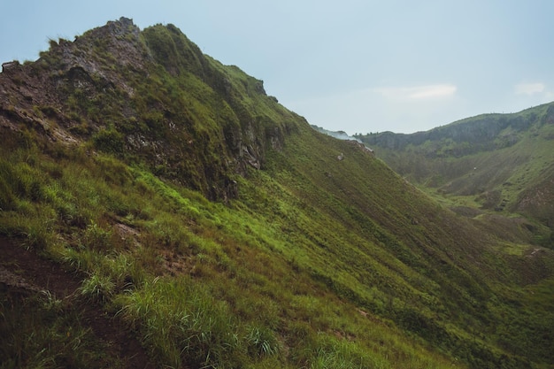 Hermosa montaña en la niebla de la mañana Batur Bali Indonesia