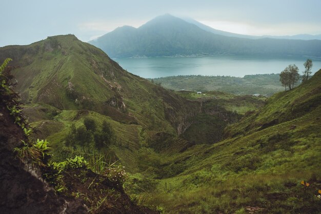 Hermosa montaña en la niebla de la mañana Batur Bali Indonesia