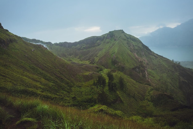 Hermosa montaña en la niebla de la mañana Batur Bali Indonesia