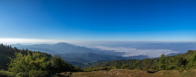 Hermosa montaña panorámica y niebla sobre fondo de cielo azul, en el norte de Tailandia Inthanon National Park, provincia de Chiang Mai, panorama paisaje Tailandia