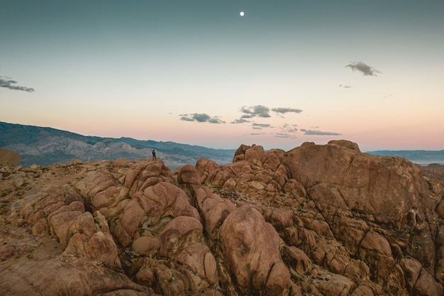 Foto gratuita hermosa montaña rocosa con el cielo colorido