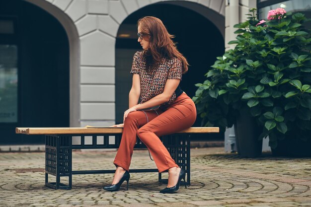 Hermosa morena de moda con ropa de moda y gafas de sol.