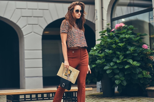 Hermosa morena de moda con ropa de moda y gafas de sol.