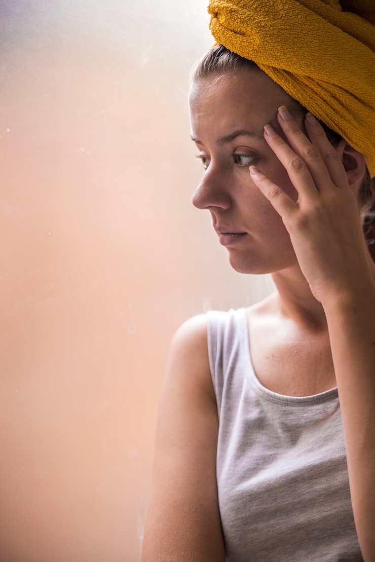 Hermosa muchacha triste solitaria sentada cerca de la ventana falta. Sola tristeza reflexiva chica es triste en la ventana