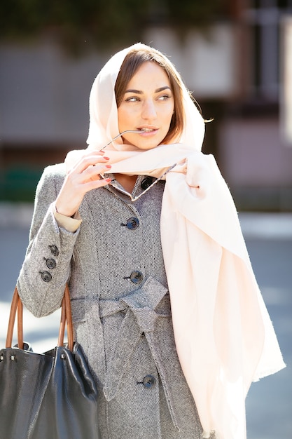 Hermosa mujer en un abrigo posando en la calle