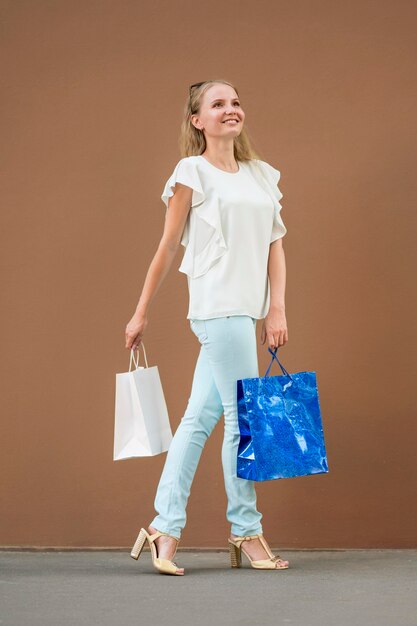 Hermosa mujer adulta llevando bolsas de compras