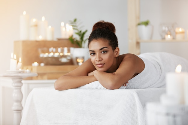 Hermosa mujer africana descansando relajante en el salón de spa