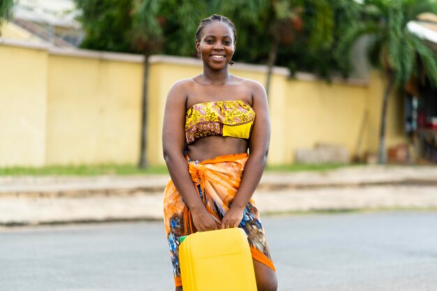 Hermosa mujer africana sosteniendo un recipiente de agua