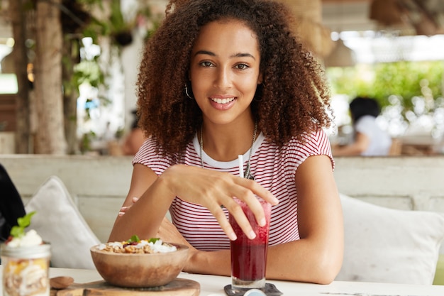 Hermosa mujer afroamericana en café