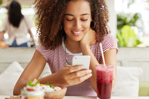 Hermosa mujer afroamericana en café