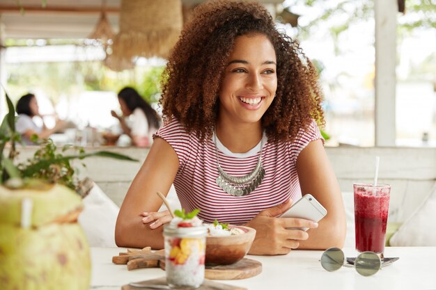 Hermosa mujer afroamericana en café