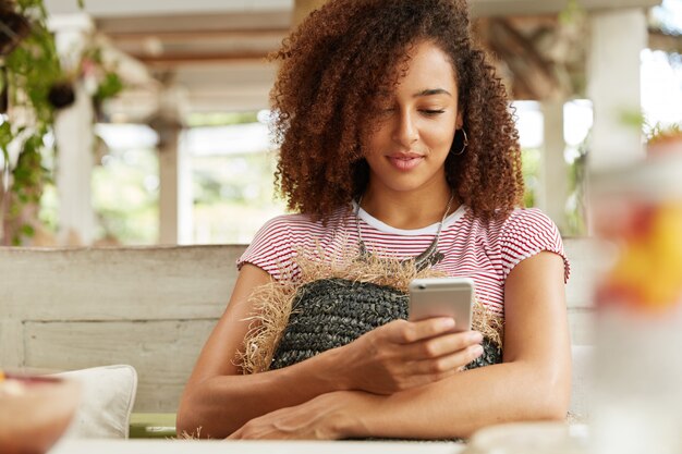 Hermosa mujer afroamericana en café