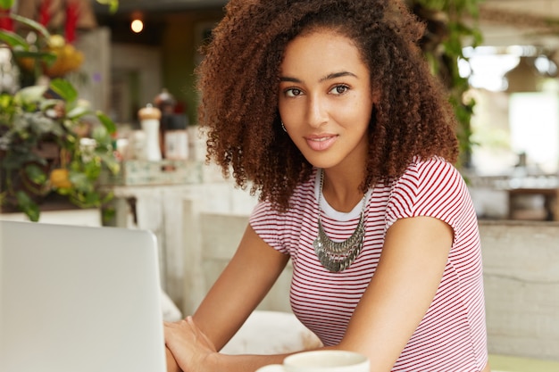 Hermosa mujer afroamericana en café