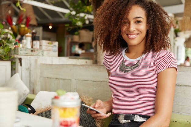 Hermosa mujer afroamericana en café