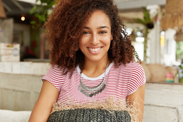 Hermosa mujer afroamericana en café