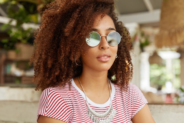 Hermosa mujer afroamericana en café