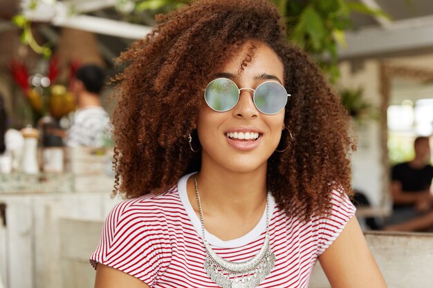 Hermosa mujer afroamericana en café