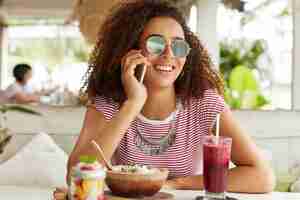 Foto gratuita hermosa mujer afroamericana en café