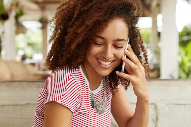 Hermosa mujer afroamericana en café