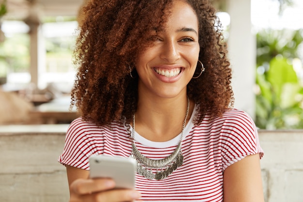 Foto gratuita hermosa mujer afroamericana en café