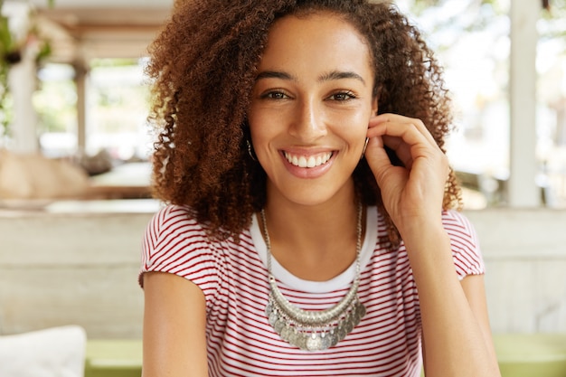 Hermosa mujer afroamericana en café