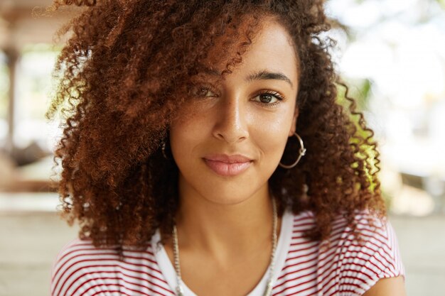 Hermosa mujer afroamericana en café