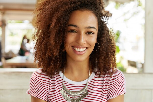 Hermosa mujer afroamericana en café