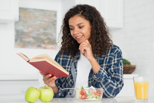 Hermosa mujer afroamericana leyendo