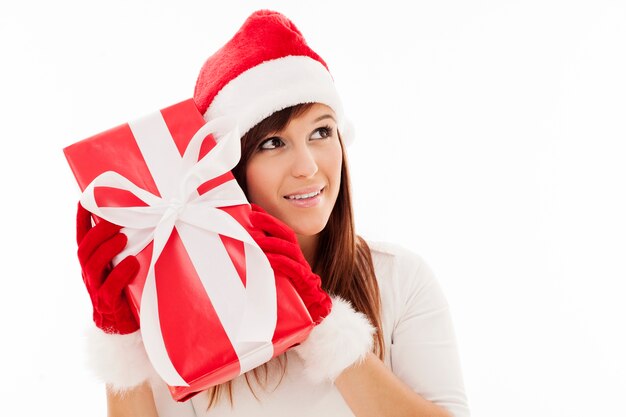 Hermosa mujer agitando el regalo de Navidad