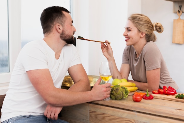 Hermosa mujer alimentando al hombre