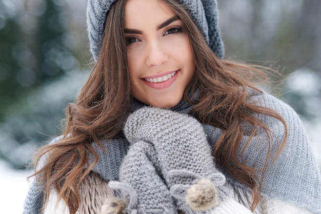 Hermosa mujer amando la naturaleza durante el invierno