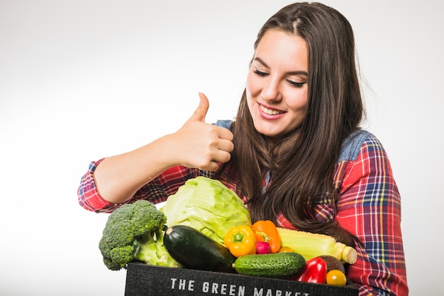 Hermosa mujer aprobar verduras