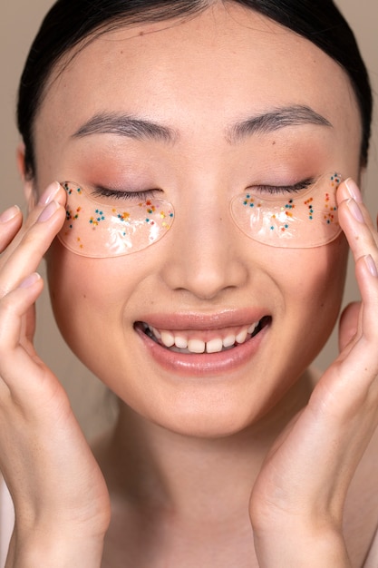 Hermosa mujer asiática aplicando tratamiento de piel