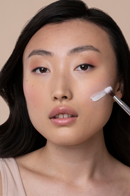 Hermosa mujer asiática aplicar maquillaje