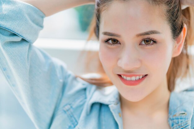 Hermosa mujer asiática con cabello largo castaño retrato traje blanco concepto de estilo de elevación