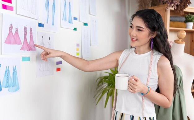 Hermosa mujer asiática diseñadora de moda que trabaja en el concepto de negocio de pyme de empresario de estudio de oficina