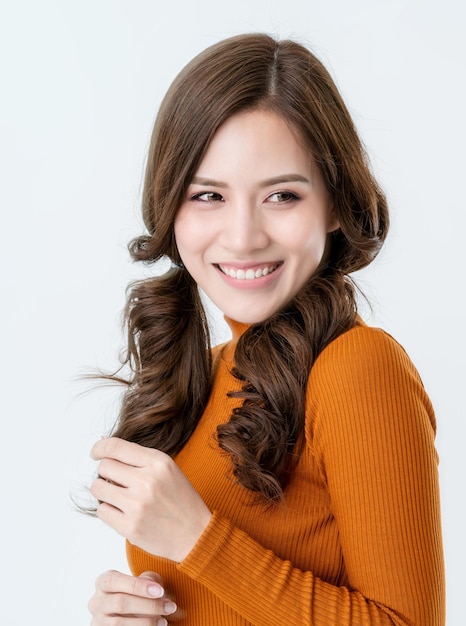 Hermosa mujer asiática de elegancia atractiva en pose de modelo de cara de vestido marrón en sesión de fotos de estudio aislar fondo blanco