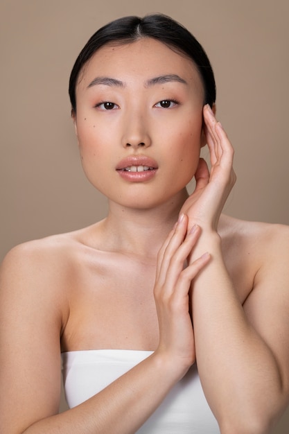 Hermosa mujer asiática con piel clara