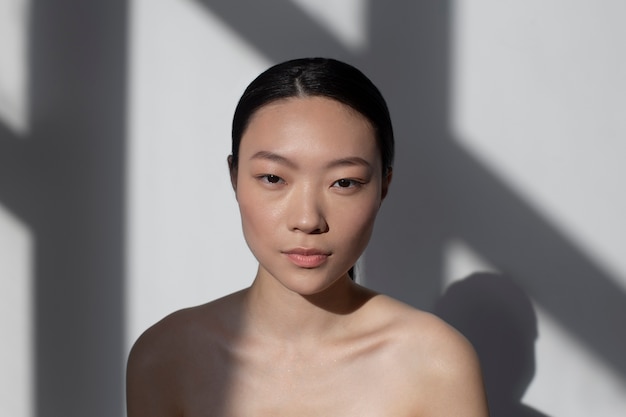 Hermosa mujer asiática posando con una piel perfecta