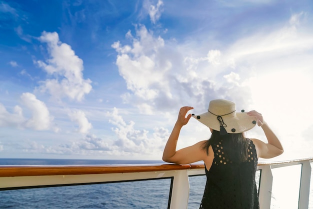 Foto gratuita hermosa mujer asiática relajarse ocio casual momento pacífico en la cubierta del crucero vacaciones horario de verano