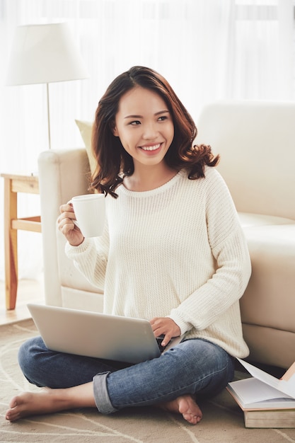 Hermosa mujer asiática sonriente