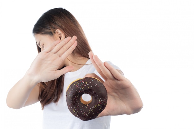 Foto gratuita hermosa mujer asiática con una sonrisa feliz, sosteniendo donut en mano