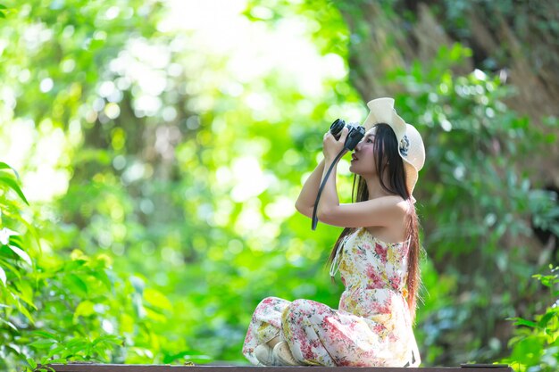 hermosa mujer asiática tomando fotos en el parque